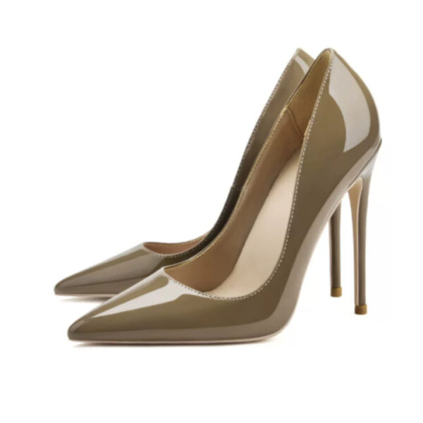 Tacones altos negros de punta afilada y tacón fino y sexy para tallas grandes