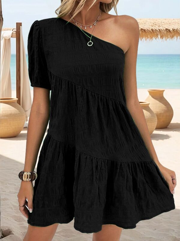 c3e1788d-82ff-4505-991e-2183ba925030.jpg Elegante y sofisticado vestido de mujer de talla grande con hombros descubiertos y color liso.