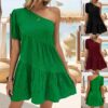 Elegante y sofisticado vestido de mujer de talla grande con hombros descubiertos y color liso.