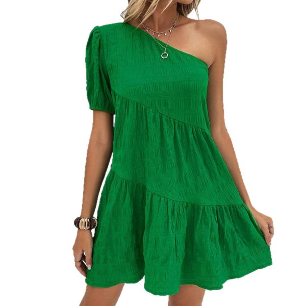 f326e887-da81-43ed-b169-2162f188fce0.jpg Elegante y sofisticado vestido de mujer de talla grande con hombros descubiertos y color liso.